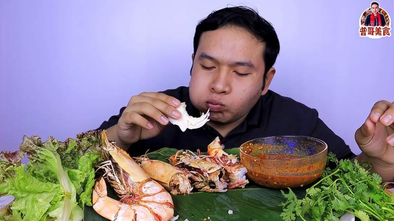 普哥美食巨大的老虎虾蘸海鲜酱4只不够吃就是辣得直冒汗