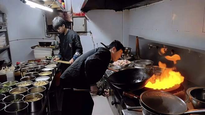 [图]学徒进厨房快半年了，今天炒员工餐，看看翻锅技术怎么样