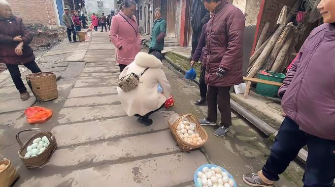 [图]赶集买点土鸭蛋包皮蛋，结果一不小心又买到了贩子的假装土蛋！