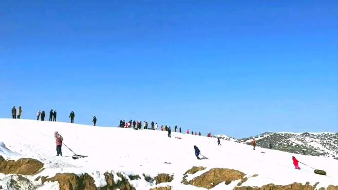 [图]太嗨了！无论雪多大，都挡不住乌鲁木齐人雪地去撒野！