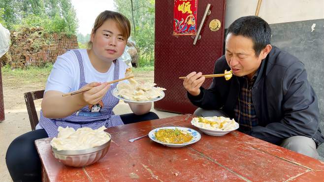 [图]农村媳妇回娘家铡草，午饭包猪肉大葱饺子，皮薄馅多，还是肉的香