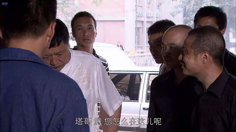 兄弟车行轮子被混混包围以为是一场硬仗没想到塔哥出现了