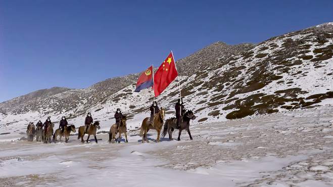 [图]零下30度！边防民警骑马踏雪巡逻 国旗警旗飘扬在边境线上