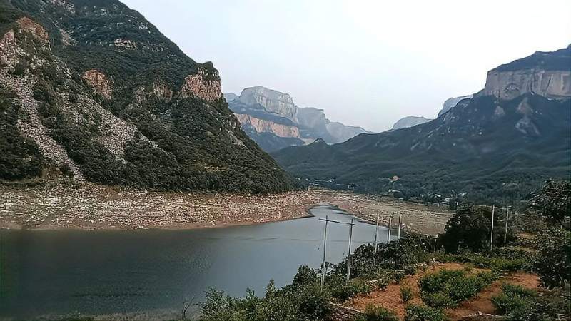 太行山辉县八里沟的石门水库上游山险水美