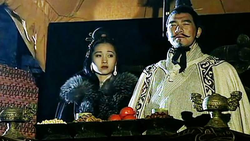 周幽王“烽火戏诸侯”，旁边的褒姒，好像在看一个XX,历史,野史,好看视频