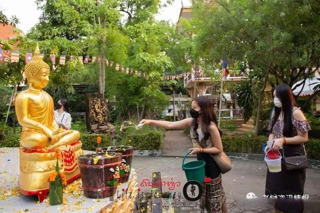 布施,浴佛,家中泼水,万象市民谨慎欢度泼水节老挝新年