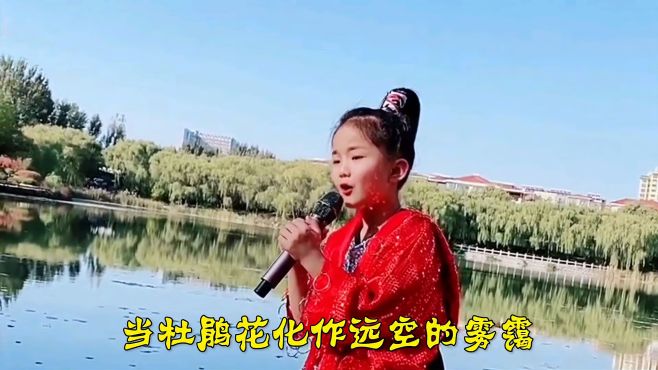 13小艾米演唱一曲《桥边姑娘》送给大家,小小年纪唱歌就如此动听6