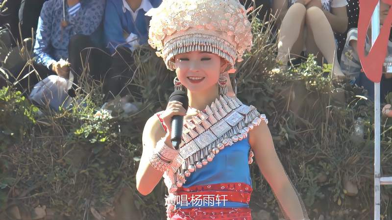 贵州苗族美女歌手杨雨轩大高山映山红坡上一首摇一摇月亮歌曲