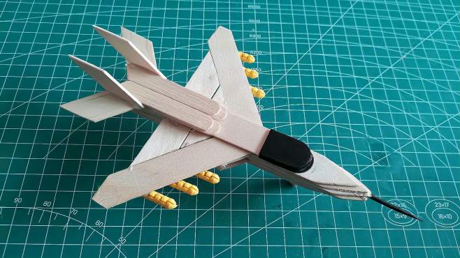 8093次播放2021年02月01日04:13用几个木片做出来的小飞机!