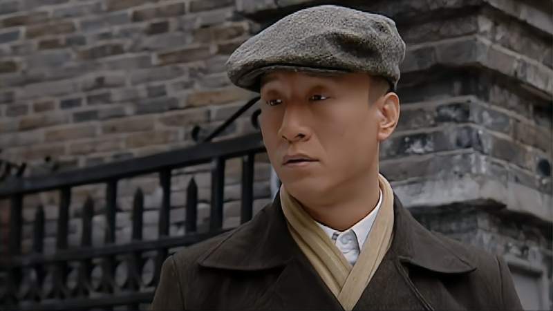 刀锋1937这小兄弟挺仗义一个馒头就收买了成了兄弟