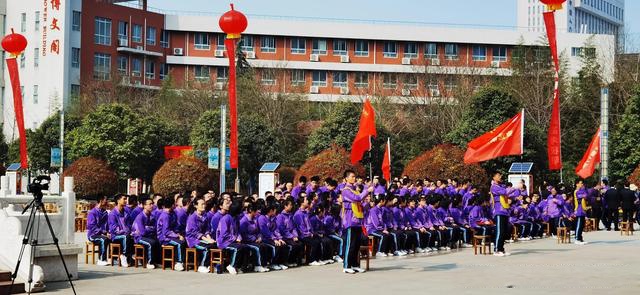 咸阳:实验中学1600学生参加高考誓师大会成人礼感动三月