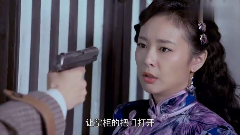 李三枪巧姑跟秋月夺枪结果开枪惊动了鬼子幸好三枪出手搭救