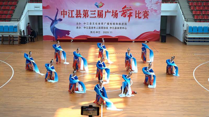13人变队形《水袖古典舞》广场舞大赛获奖作品,别具美感妖娆惊艳,舞蹈