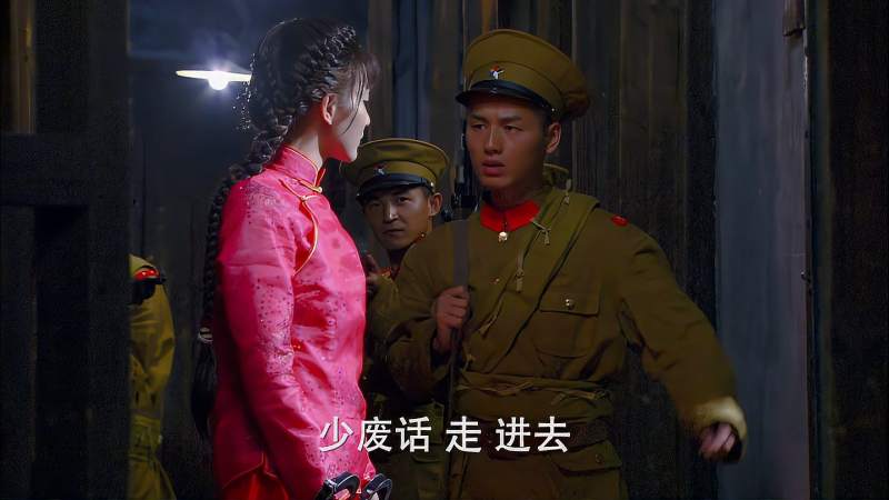 家国恩仇记:儿媳第一天上门,哪料公公一瞧她长相,连夜送进大牢,影视