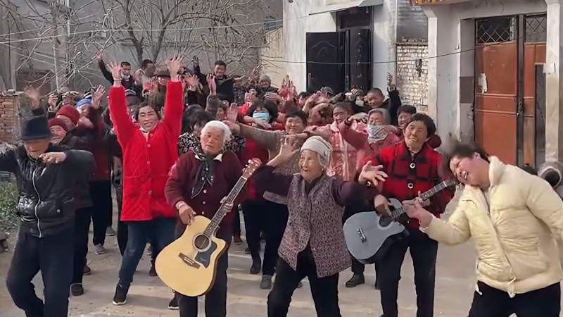 小伙回乡带全村老人“蹦迪” 歌曲劲爆现场一片欢腾 老人舞姿亮了