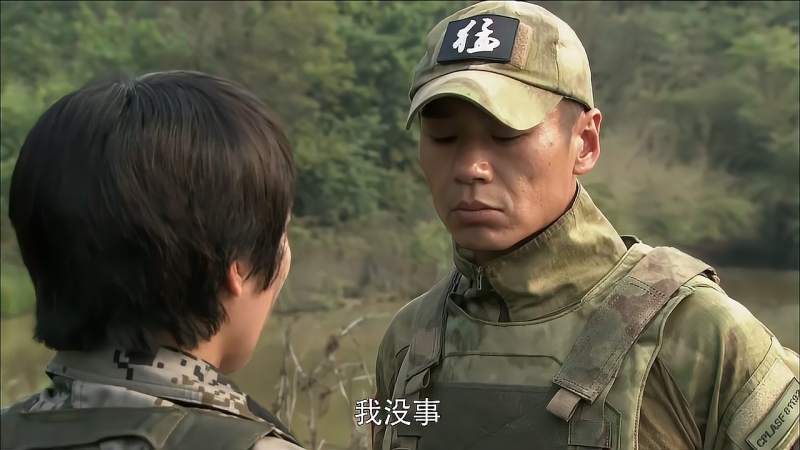 火凤凰女兵受伤要锯腿却还要坚持执行任务首长反应意外了