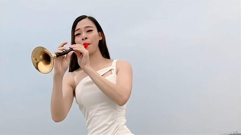 美女唢呐吹奏母亲吹得太走心了好听又深情