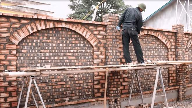 [图]农民工修建围墙，看完忍不住竖起来大拇指，真有创意