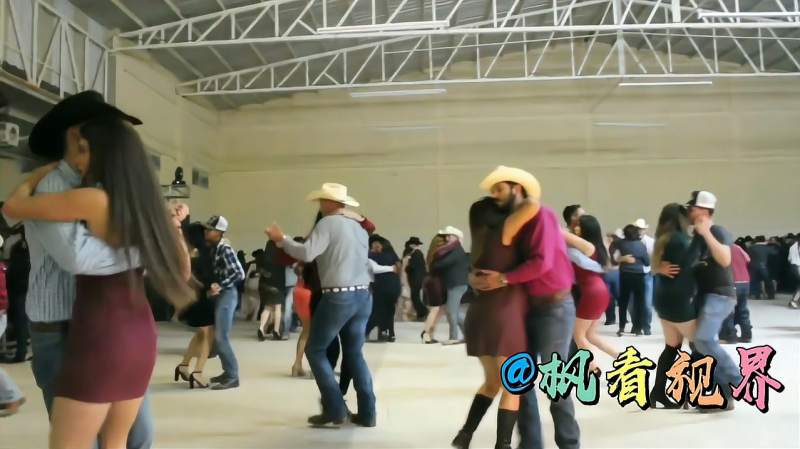 拉美风情墨西哥贴面舞人们在一起跳贴面舞
