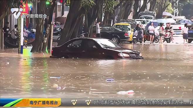 [图]横县突降暴雨 致部分路段通行受阻