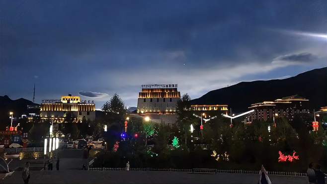 青海玉树格萨尔王广场夜景