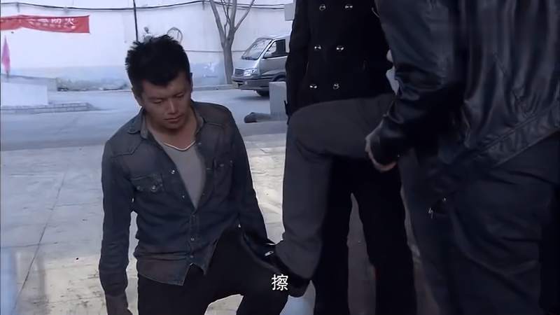 暗警:马仔跪下给黑老大擦皮鞋,警察一看懵了,马仔竟是警校同学,影视,犯罪片,好看视频