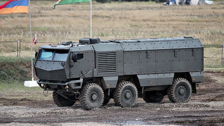 实拍俄罗斯台风装甲车,虽起源自民用卡车,但现在却不同凡响