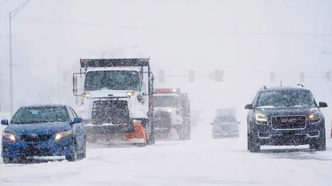 冬季风暴致美国得州百万家庭大停电 南方居民被迫车内取暖