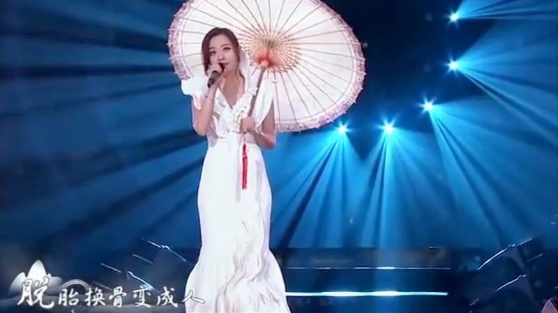 张靓颖优雅献唱青城山下白素贞嗓音温柔动听永远也听不腻