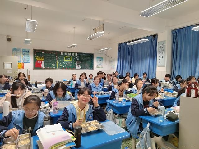 鄭州市第一〇七高級中學全校師生快樂過冬至