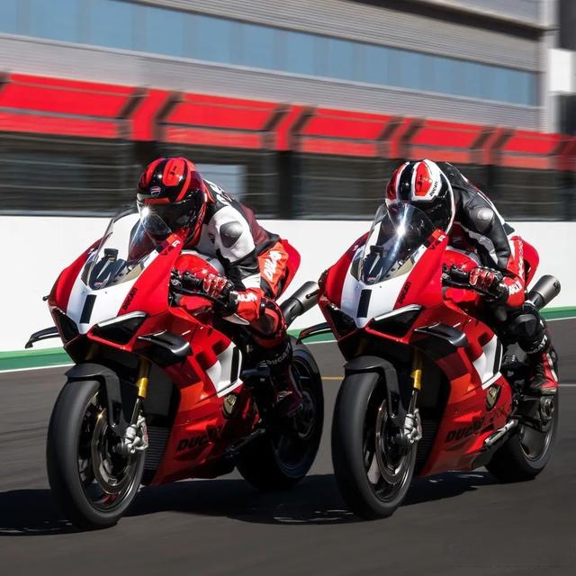 240匹,194kg!2023款panigale v4r發佈