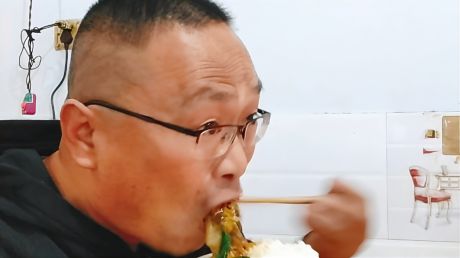 眼镜哥爱美食a