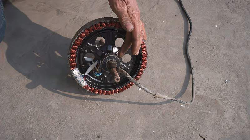 电动车电机轴承在定子上面怎么拆卸只要一个加力杆几锤搞定