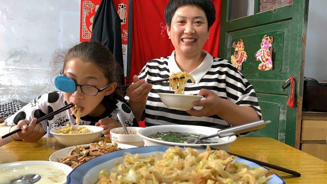 [图]午饭做个简单的，包心菜炒饼，紫菜蛋花汤 ，吃口饼喝口汤，舒服