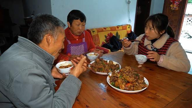 [图]桃子姐帮妈妈挑菜，做一大锅红烧蹄子，搭配大头菜，真解馋