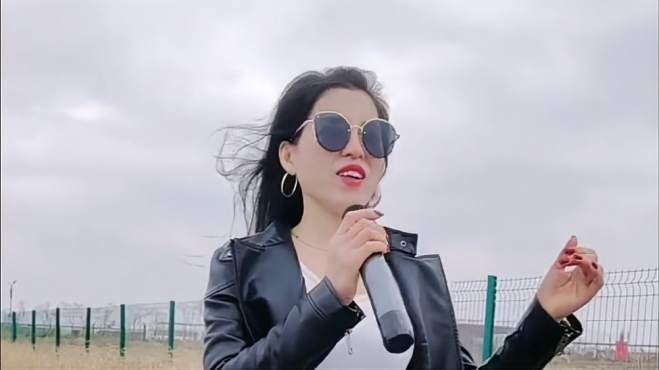 女歌手一首《东北的美》铿锵有力,韵味十足,令人听得陶醉