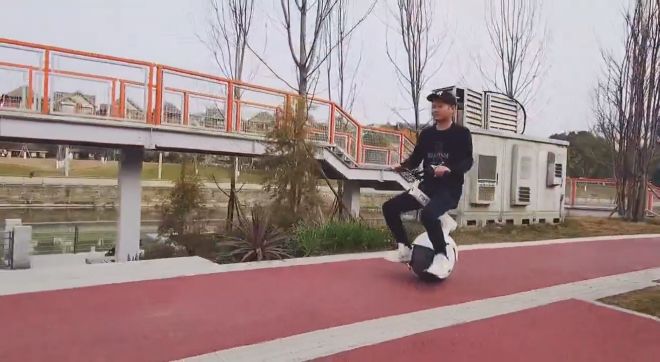 [图]AIHI Electric unicycle中国小伙发明的AIHI电动独轮摩托车