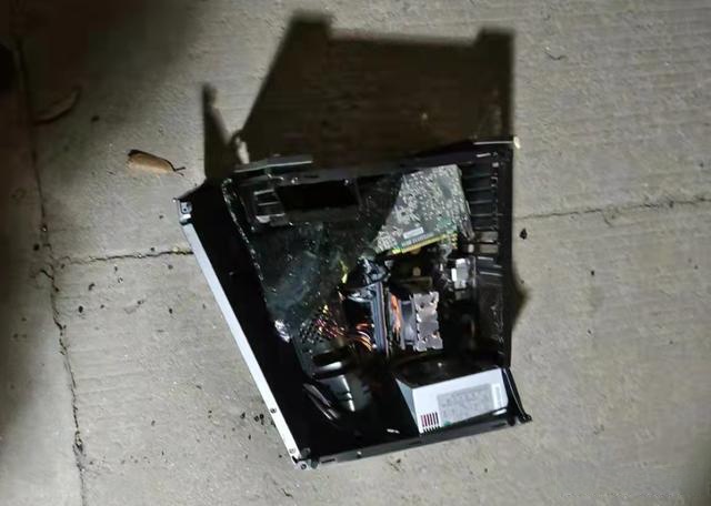 电脑被摔烂的图片图片