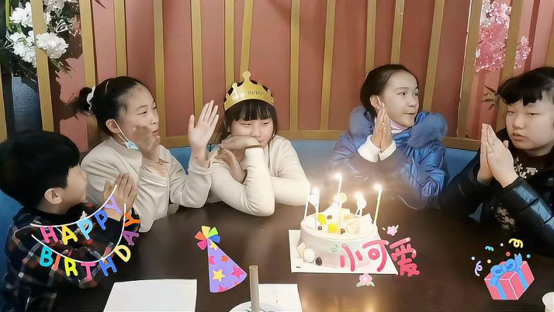 参加闺蜜生日会小思思和小娜子独自挑选礼物你们觉得贵吗