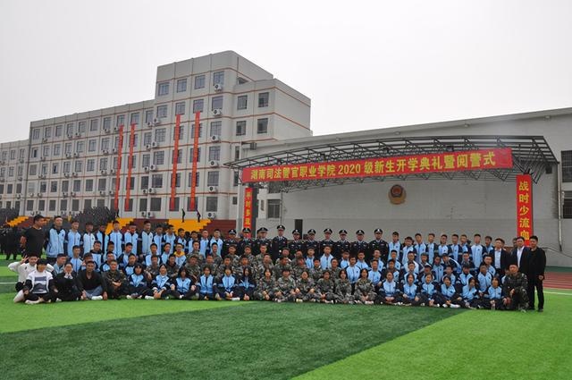 岳阳春雷封闭式学校图片