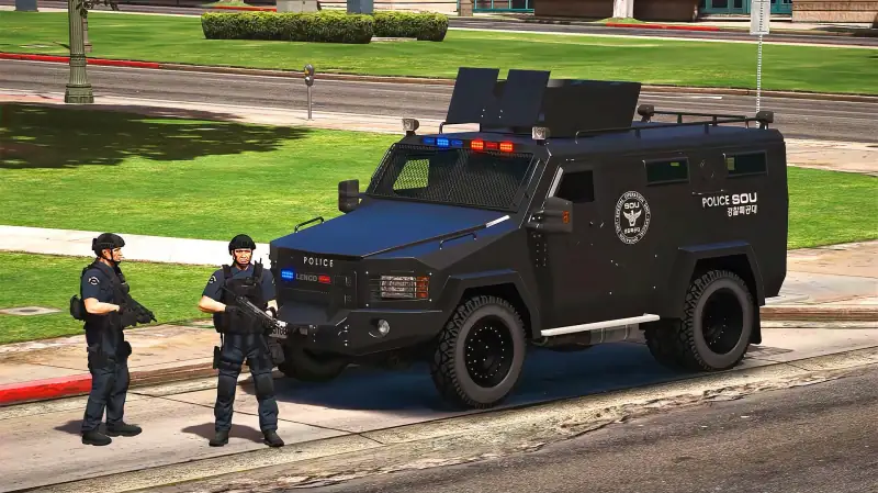 Gta5警察模拟 开警用防暴车在高速公路追捕被盗的集装箱 好看视频