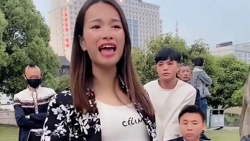 乞丐妹街头演唱此情一直在心间尝尽冷暖聚散看淡所有遗憾