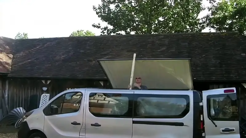 退休师傅一人打造玻璃钢升顶床车 好看视频