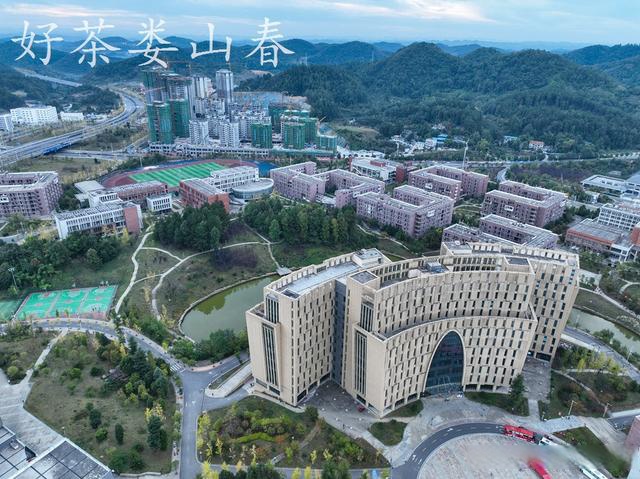 遵義大學城裡,這座大學的風光