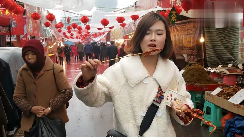 夏莉逛美食节太多好吃的了一路吃得停不下来