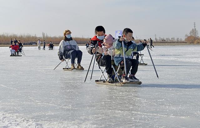 乐享假日,冰场撒欢,高台大湖湾里冰雪运动热起来