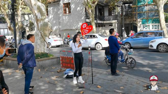 [图]实拍杭州西湖边，一个女孩被一群人围住，怎么回事？