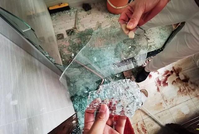 青岛:淋浴房玻璃爆裂炸伤居民,当晚就上了手术台,可维权遇难题