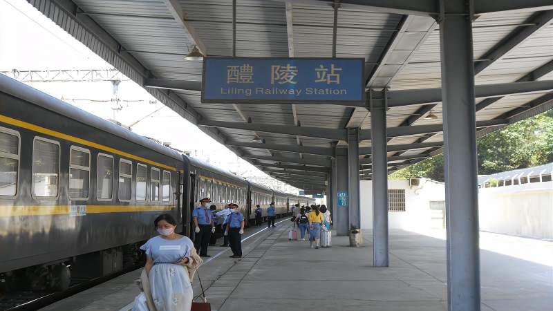 醴陵火车站进站和出站的列车