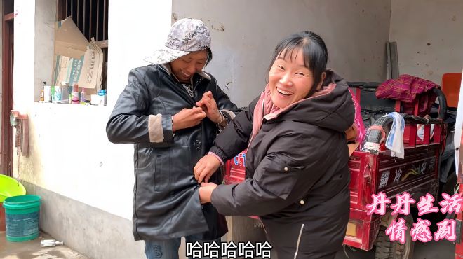 [图]大姐夫拿回来两件皮衣，小姨先穿上美美，水胶靴配歪帽太有个性了